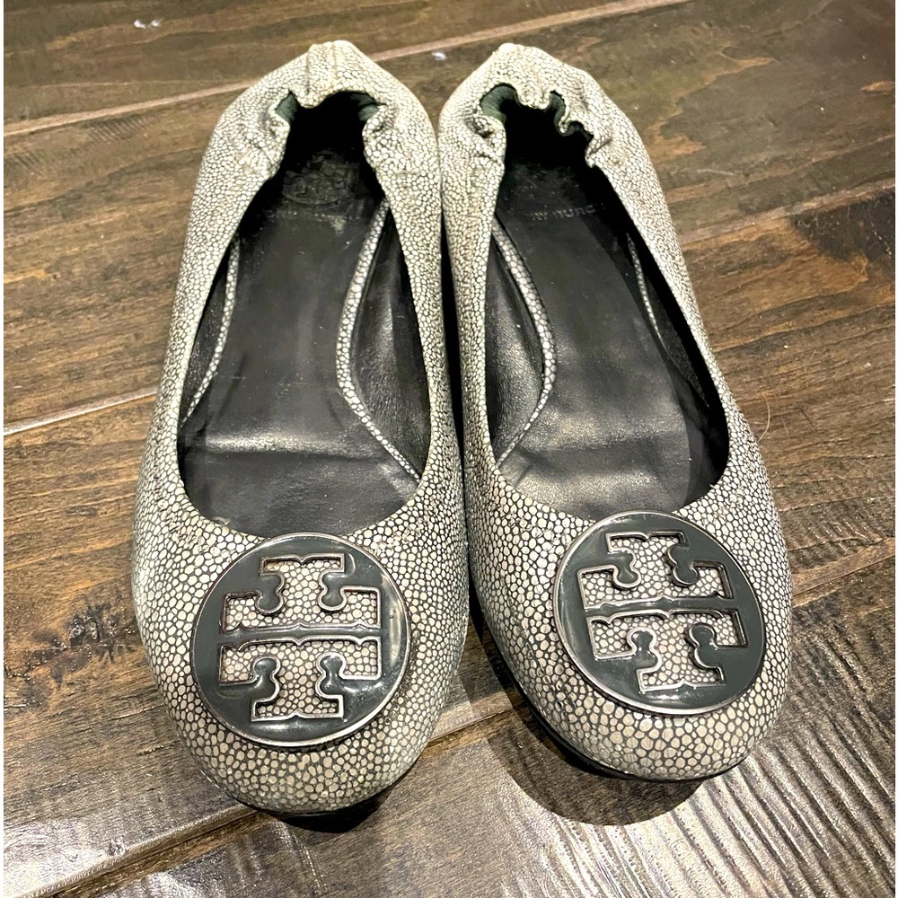 TORY BURCH EMBOSSED LEATHER BALLET FLATS.